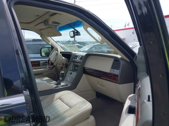 2004 Lincoln Navigator Luxury z VIN 5LMFU28R74LJ01322, wystawiony jako IAAI lot #42350030 z przebiegiem Nie podano mil oraz . Historia ofert i sprzedaży dostępna na DreamBid. Obrazek 5.