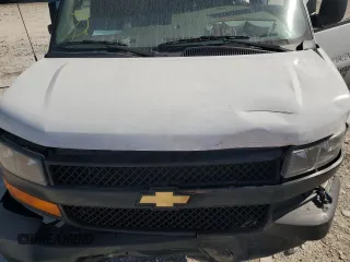 2023 Chevrolet Express Cargo z VIN 1GCWGAFP2P1247685, wystawiony jako Copart lot #58451505 z przebiegiem 33 453 mil mil oraz Szkody całkowita. Historia ofert i sprzedaży dostępna na DreamBid. Obrazek 12.