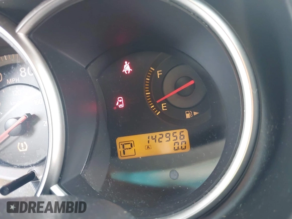 2008 Nissan Versa S z VIN 3N1BC11E68L405992, wystawiony jako IAAI lot #42060826 z przebiegiem 142 956 mil mil oraz . Historia ofert i sprzedaży dostępna na DreamBid. Obrazek 7.