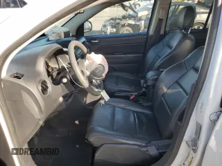 2017 Jeep Compass Sport z VIN 1C4NJCBA3HD147413, wystawiony jako Copart lot #52824965 z przebiegiem 100 072 mil mil oraz Szkoda całkowita • Salvage title. Historia ofert i sprzedaży dostępna na DreamBid. Obrazek 7.