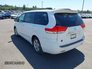 2013 Toyota Sienna LE AAS z VIN 5TDKK3DC0DS352376, wystawiony jako IAAI lot #42734860 z przebiegiem 184 622 mil mil oraz . Historia ofert i sprzedaży dostępna na DreamBid. Obrazek 3.