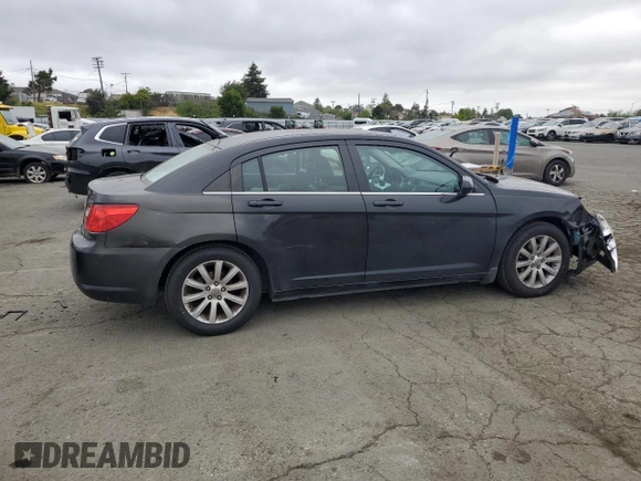 2010 Chrysler Sebring Limited z VIN 1C3CC5FB5AN172298, wystawiony jako Copart lot #52951805 z przebiegiem 146 996 mil mil oraz Szkoda całkowita • Salvage title. Historia ofert i sprzedaży dostępna na DreamBid. Obrazek 3.