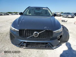 2025 Volvo XC60 Plus z VIN YV4M12RC4S1012704, wystawiony jako Copart lot #48241835 z przebiegiem 4 893 mil mil oraz Szkoda całkowita • Salvage title. Historia ofert i sprzedaży dostępna na DreamBid. Obrazek 5.