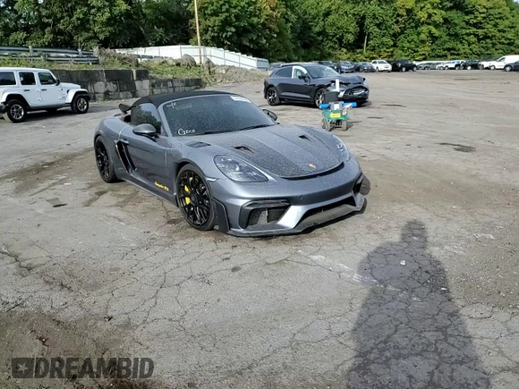 2024 Porsche 718 Spyder RS z VIN WP0CE2A8XRK240155, wystawiony jako Copart lot #67824394 z przebiegiem Nie podano mil oraz Szkoda całkowita • Salvage title. Historia ofert i sprzedaży dostępna na DreamBid. Obrazek 11.