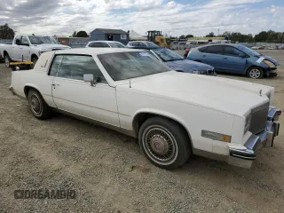 1984 Cadillac Eldorado z VIN 1G6AL5782EE603047, wystawiony jako Copart lot #76777394 z przebiegiem 33 384 mil mil oraz Tytuł czysty. Historia ofert i sprzedaży dostępna na DreamBid. Obrazek 4.