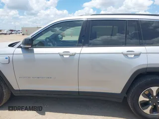 2024 Jeep Grand Cherokee with VIN 1C4RJYB68R8516819, listed as a IAAI auction lot 42582803 with 32,933 mi miles and . Bid and sale history available at DreamBid. Image 14.
