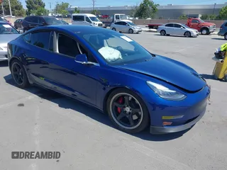 2020 Tesla Model 3 Performance z VIN 5YJ3E1EC2LF647030, wystawiony jako IAAI lot #42216458 z przebiegiem 81 240 mil mil oraz . Historia ofert i sprzedaży dostępna na DreamBid. Obrazek 1.