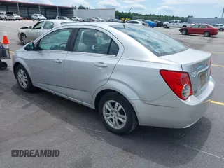 2012 Chevrolet Sonic LT z VIN 1G1JC5SH4C4107831, wystawiony jako IAAI lot #42344605 z przebiegiem 110 790 mil mil oraz . Historia ofert i sprzedaży dostępna na DreamBid. Obrazek 3.