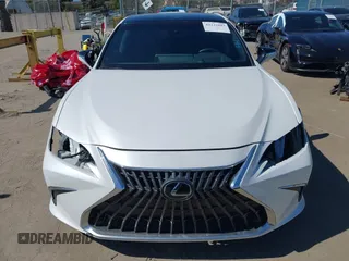 2024 Lexus ES 350 Luxury z VIN 58AEZ1B15RU175250, wystawiony jako IAAI lot #42233883 z przebiegiem 14 483 mil mil oraz . Historia ofert i sprzedaży dostępna na DreamBid. Obrazek 13.
