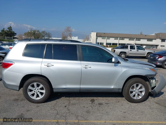 2011 Toyota Highlander with VIN 5TDZK3EH4BS039725, listed as a IAAI auction lot 41434516 with 220,992 mi miles. Bid and sale history available at carsss.com. Image 13.