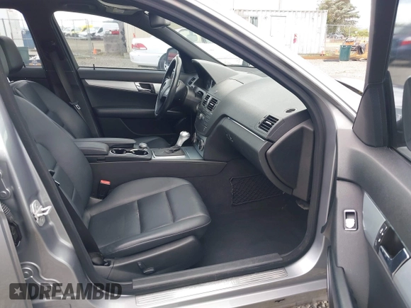 2008 Mercedes-Benz C 300 Sport z VIN WDDGF54X88R014131, wystawiony jako IAAI lot #42322775 z przebiegiem 153 237 mil mil oraz . Historia ofert i sprzedaży dostępna na DreamBid. Obrazek 5.