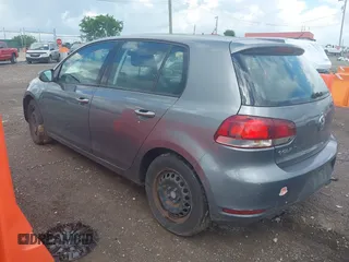 2013 Volkswagen Golf z VIN WVWDA7AJ7DW118242, wystawiony jako IAAI lot #42249723 z przebiegiem 217 155 mil mil oraz . Historia ofert i sprzedaży dostępna na DreamBid. Obrazek 3.