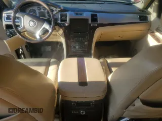 2010 Cadillac Escalade ESV Luxury z VIN 1GYUKHEFXAR213830, wystawiony jako Copart lot #42581145 z przebiegiem 221 132 mil mil oraz Nie do naprawy • Non repairable. Historia ofert i sprzedaży dostępna na DreamBid. Obrazek 8.