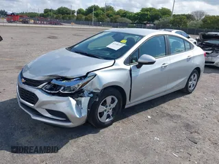 2017 Chevrolet Cruze LS z VIN 1G1BC5SM5H7233199, wystawiony jako IAAI lot #42168232 z przebiegiem 48 052 mil mil oraz . Historia ofert i sprzedaży dostępna na DreamBid. Obrazek 2.
