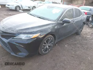 2020 Toyota Camry SE z VIN 4T1G11AK3LU945597, wystawiony jako IAAI lot #41292468 z przebiegiem 116 763 mil mil oraz . Historia ofert i sprzedaży dostępna na DreamBid. Obrazek 2.