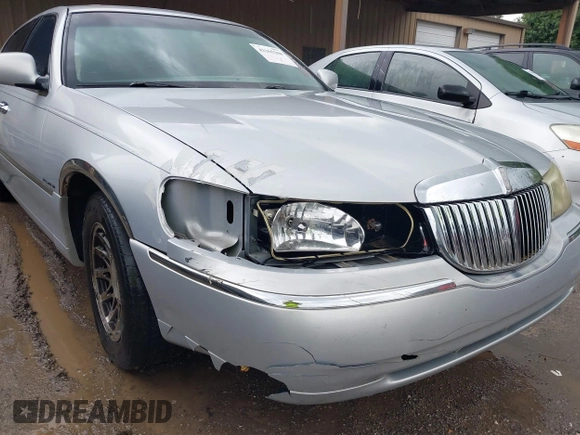 2002 Lincoln Town Car Signature z VIN 1LNHM82W72Y629486, wystawiony jako IAAI lot #42365208 z przebiegiem Nie podano mil oraz . Historia ofert i sprzedaży dostępna na DreamBid. Obrazek 6.