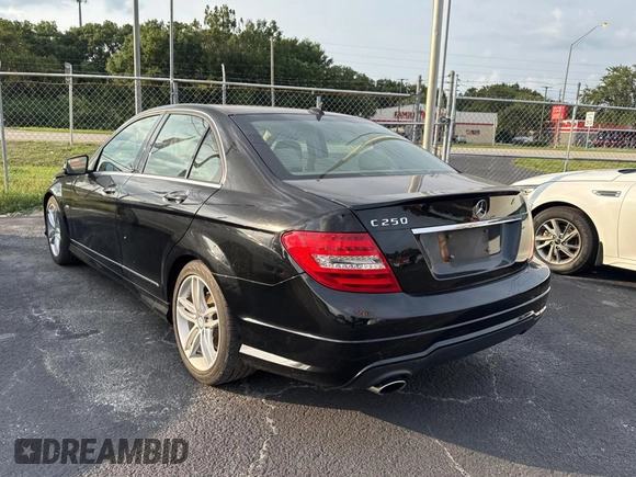 2012 Mercedes-Benz C 250 Sport z VIN WDDGF4HB7CR231400, wystawiony jako Copart lot #58000085 z przebiegiem 59 800 mil mil oraz Szkoda całkowita • Salvage title. Historia ofert i sprzedaży dostępna na DreamBid. Obrazek 3.