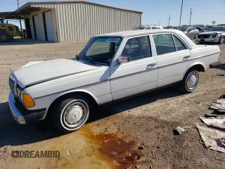 1982 Mercedes-Benz 300 D z VIN WDBAB33A8CB015440, wystawiony jako Copart lot #47839675 z przebiegiem 225 113 mil mil oraz Szkoda całkowita • Salvage title. Historia ofert i sprzedaży dostępna na DreamBid. Obrazek 1.