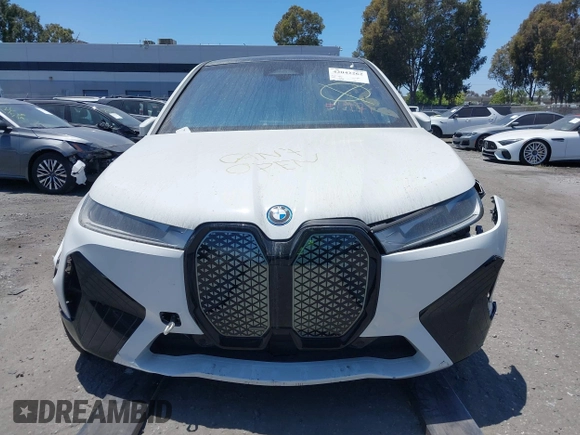 2025 BMW iX xDrive50 z VIN WB523CF07SCT17117, wystawiony jako IAAI lot #42042262 z przebiegiem 7 485 mil mil oraz . Historia ofert i sprzedaży dostępna na DreamBid. Obrazek 12.