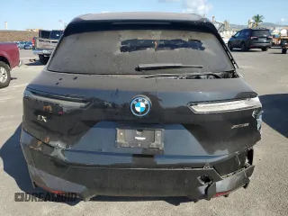 2022 BMW iX xDrive50 z VIN WB523CF04NCK19635, wystawiony jako Copart lot #44999765 z przebiegiem 28 141 mil mil oraz Szkoda całkowita • Salvage title. Historia ofert i sprzedaży dostępna na DreamBid. Obrazek 6.