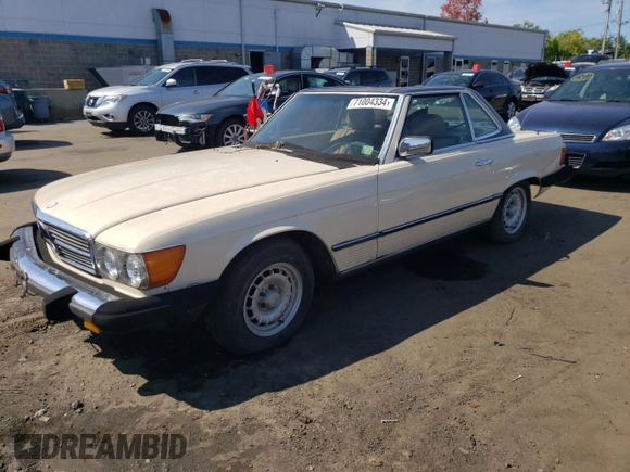 1984 Mercedes-Benz 380 SL z VIN WDBBA45AXEA014440, wystawiony jako Copart lot #71004334 z przebiegiem Nie podano mil oraz Czysty tytuł • Clean title. Historia ofert i sprzedaży dostępna na DreamBid. Obrazek 1.
