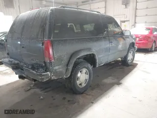 1998 Chevrolet Tahoe with VIN 3GNEK18R7WG122892, listed as a IAAI auction lot 41589715 with 195,653 mi miles. Bid and sale history available at carsss.com. Image 4.