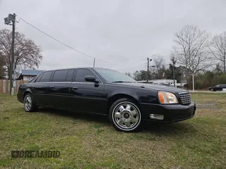 2005 Cadillac DeVille Limousine z VIN 1GEEH90YX5U550113, wystawiony jako Copart lot #45041005 z przebiegiem 49 801 mil mil oraz Czysty tytuł • Clean title. Historia ofert i sprzedaży dostępna na DreamBid. Obrazek 1.
