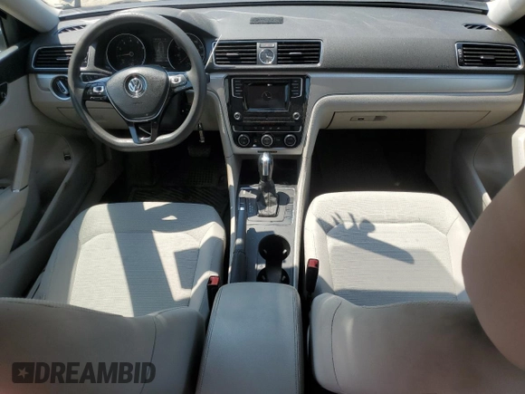 2017 Volkswagen Passat S z VIN 1VWAT7A38HC014720, wystawiony jako Copart lot #58744235 z przebiegiem 273 593 mil mil oraz Czysty tytuł • Clean title. Historia ofert i sprzedaży dostępna na DreamBid. Obrazek 8.