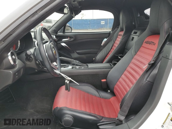 2019 FIAT 124 Spider Urbana Edition z VIN JC1NFAEK2K0142905, wystawiony jako Copart lot #87458644 z przebiegiem 33 680 mil mil oraz Szkoda całkowita • Salvage title. Historia ofert i sprzedaży dostępna na DreamBid. Obrazek 7.