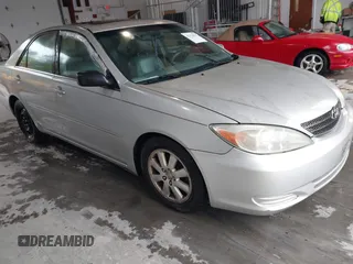 2002 Toyota Camry XLE z VIN 4T1BF30K32U009695, wystawiony jako IAAI lot #42376626 z przebiegiem 291 800 mil mil oraz . Historia ofert i sprzedaży dostępna na DreamBid. Obrazek 1.