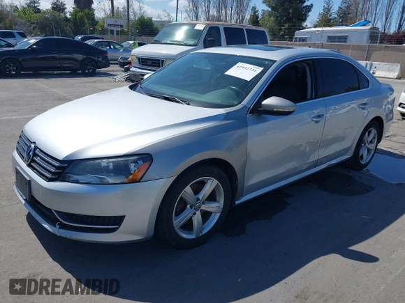 2012 Volkswagen Passat SE z VIN 1VWBP7A36CC068499, wystawiony jako IAAI lot #41932731 z przebiegiem 208 896 mil mil oraz . Historia ofert i sprzedaży dostępna na DreamBid. Obrazek 2.