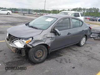 2017 Nissan Versa SV z VIN 3N1CN7AP3HL855554, wystawiony jako IAAI lot #42006848 z przebiegiem 155 485 mil mil oraz . Historia ofert i sprzedaży dostępna na DreamBid. Obrazek 2.