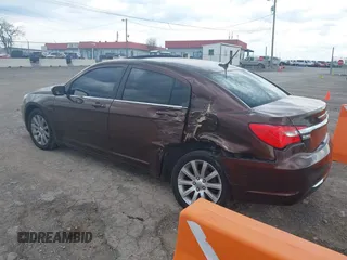 2013 Chrysler 200 Touring z VIN 1C3CCBBB2DN538825, wystawiony jako IAAI lot #42009269 z przebiegiem 90 897 mil mil oraz . Historia ofert i sprzedaży dostępna na DreamBid. Obrazek 3.