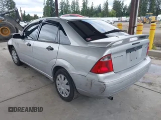 2006 Ford Focus S z VIN 1FAFP34N66W141597, wystawiony jako IAAI lot #42301819 z przebiegiem 94 705 mil mil oraz . Historia ofert i sprzedaży dostępna na DreamBid. Obrazek 3.
