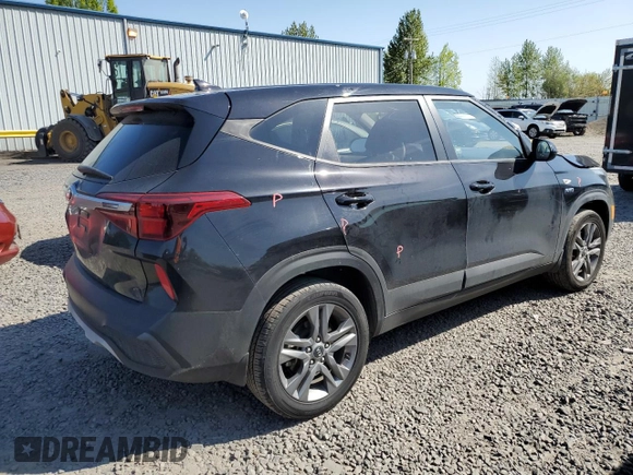 2021 Kia Seltos LX z VIN KNDEPCAA0M7097143, wystawiony jako Copart lot #54057815 z przebiegiem 59 930 mil mil oraz Szkoda całkowita • Salvage title. Historia ofert i sprzedaży dostępna na DreamBid. Obrazek 3.