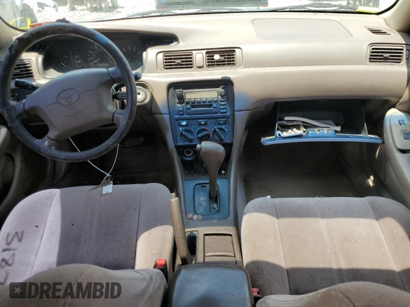 2000 Toyota Camry CE z VIN 4T1BG22K0YU708702, wystawiony jako Copart lot #56755285 z przebiegiem 318 734 mil mil oraz Szkoda całkowita • Salvage title. Historia ofert i sprzedaży dostępna na DreamBid. Obrazek 8.