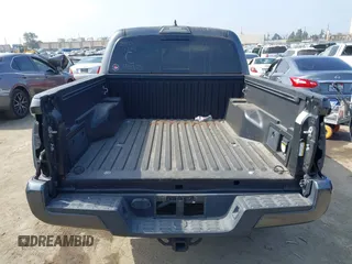 2017 Toyota Tacoma SR5 z VIN 3TMAZ5CN2HM047103, wystawiony jako IAAI lot #42344844 z przebiegiem 88 090 mil mil oraz . Historia ofert i sprzedaży dostępna na DreamBid. Obrazek 16.
