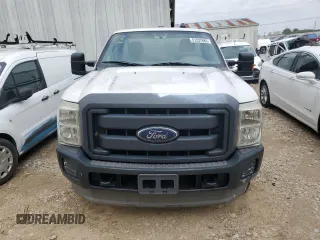 2013 Ford F-250 XL z VIN 1FTBF2B69DEB31067, wystawiony jako Copart lot #55297915 z przebiegiem 267 002 mil mil oraz Czysty tytuł • Clean title. Historia ofert i sprzedaży dostępna na DreamBid. Obrazek 5.