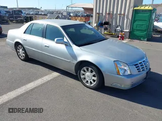 2008 Cadillac DTS 1SD z VIN 1G6KD57Y78U180638, wystawiony jako IAAI lot #42360062 z przebiegiem 90 012 mil mil oraz . Historia ofert i sprzedaży dostępna na DreamBid. Obrazek 1.