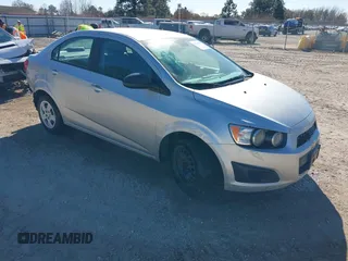 2013 Chevrolet Sonic LS z VIN 1G1JA5SH7D4231664, wystawiony jako IAAI lot #41348559 z przebiegiem 94 831 mil mil oraz . Historia ofert i sprzedaży dostępna na DreamBid. Obrazek 1.