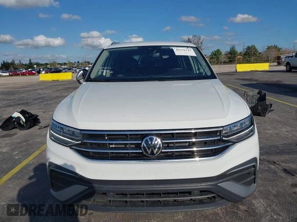 2024 Volkswagen Tiguan Wolfsburg Edition z VIN 3VV6B7AX8RM214044, wystawiony jako IAAI lot #41676715 z przebiegiem 2 167 mil mil oraz . Historia ofert i sprzedaży dostępna na DreamBid. Obrazek 13.