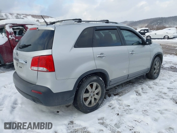 2013 Kia Sorento LX with VIN 5XYKTDA26DG338980, listed as a IAAI auction lot 41270994 with 170,714 mi miles. Bid and sale history available at carsss.com. Image 4.