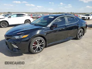 2020 Toyota Camry SE z VIN 4T1G11AK9LU913107, wystawiony jako Copart lot #49682365 z przebiegiem 119 845 mil mil oraz Szkoda całkowita • Salvage title. Historia ofert i sprzedaży dostępna na DreamBid. Obrazek 1.