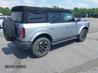 2023 Ford Bronco z VIN 1FMEE5DPXPLB06603, wystawiony jako IAAI lot #42183408 z przebiegiem 22 272 mil mil oraz . Historia ofert i sprzedaży dostępna na DreamBid. Obrazek 4.