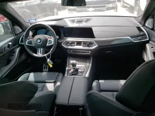 2023 BMW X5 M z VIN 5YMJU0C02P9P67480, wystawiony jako Copart lot #47676403 z przebiegiem 2 242 mil mil oraz . Historia ofert i sprzedaży dostępna na DreamBid. Obrazek 8.