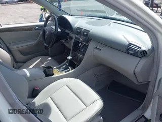 2007 Mercedes-Benz C 230 Sport z VIN WDBRF52H77F918808, wystawiony jako IAAI lot #41939637 z przebiegiem 137 538 mil mil oraz . Historia ofert i sprzedaży dostępna na DreamBid. Obrazek 5.