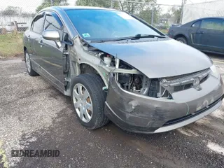 2008 Honda Civic LX z VIN 1HGFA16528L090232, wystawiony jako IAAI lot #41652232 z przebiegiem 148 244 mil mil oraz . Historia ofert i sprzedaży dostępna na DreamBid. Obrazek 1.