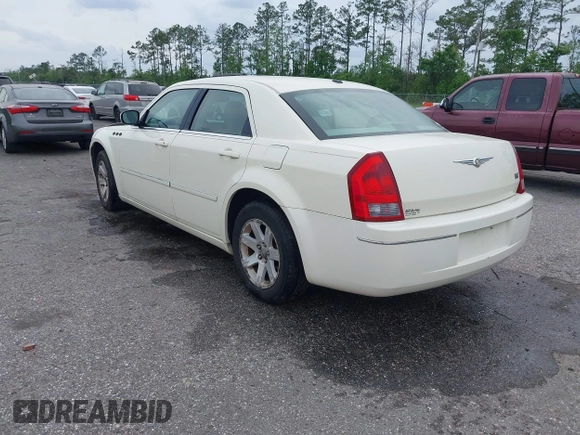 2007 Chrysler 300 Limited with VIN 2C3KA53G77H650272, listed as a IAAI auction lot 41976771 with 186,874 mi miles. Bid and sale history available at carsss.com. Image 3.