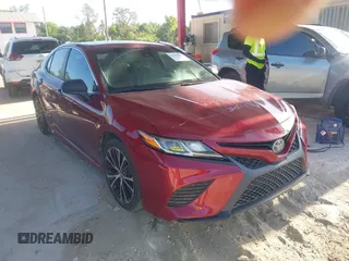 2018 Toyota Camry LE z VIN 4T1B11HK6JU622044, wystawiony jako IAAI lot #42155637 z przebiegiem 58 303 mil mil oraz . Historia ofert i sprzedaży dostępna na DreamBid. Obrazek 1.