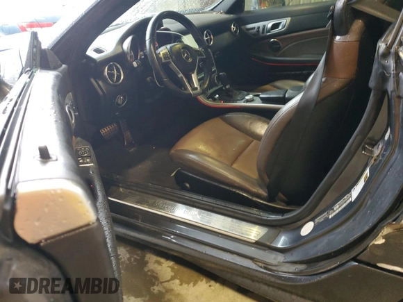 2015 Mercedes-Benz SLK 250 z VIN WDDPK4HA9FF104558, wystawiony jako Copart lot #52104545 z przebiegiem 77 054 mil mil oraz Szkoda całkowita • Salvage title. Historia ofert i sprzedaży dostępna na DreamBid. Obrazek 8.